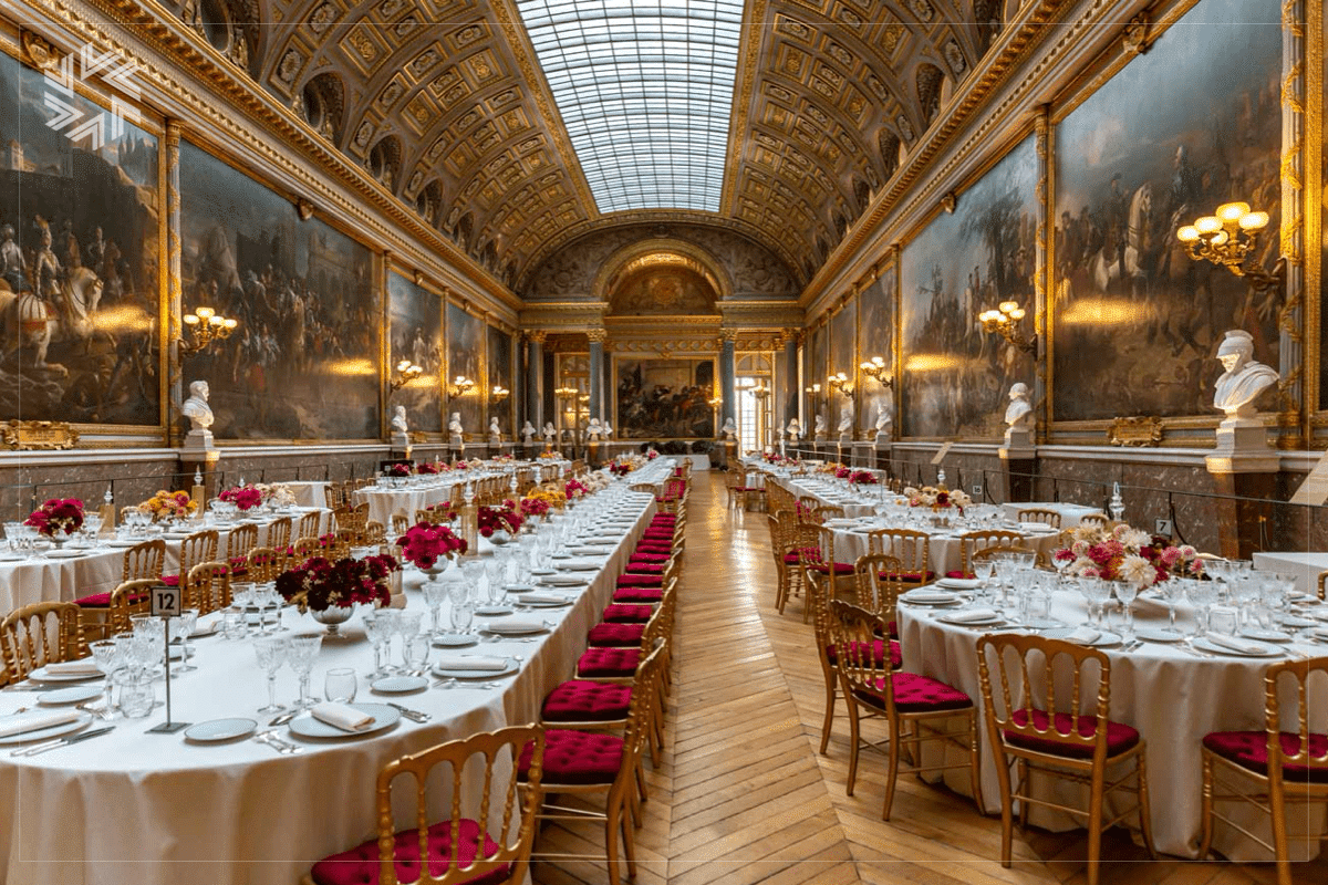Scénographie lumineuse pour un événement corporate dans un musée.