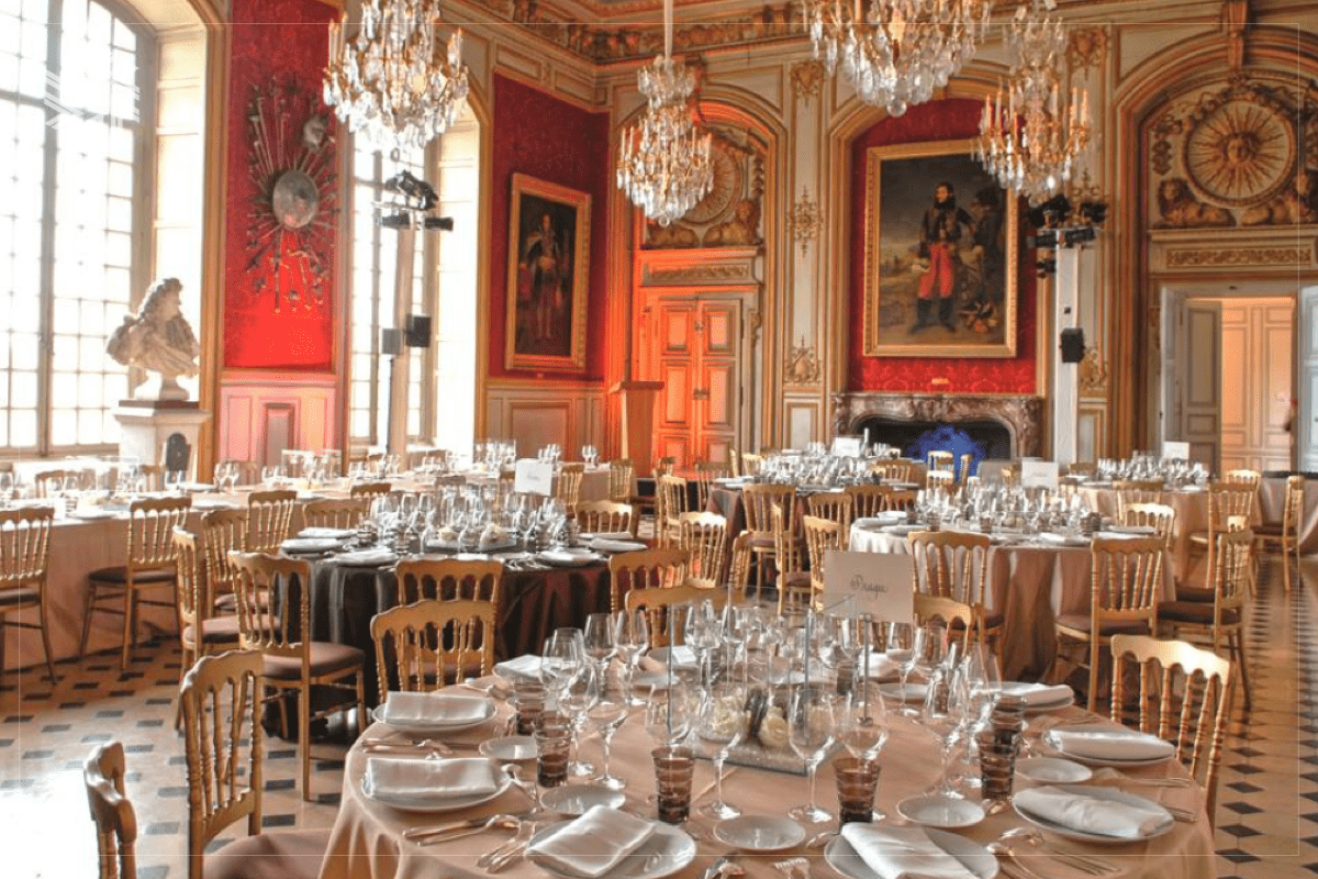 Table dressée au cœur d’un musée parisien pour un gala prestigieux.