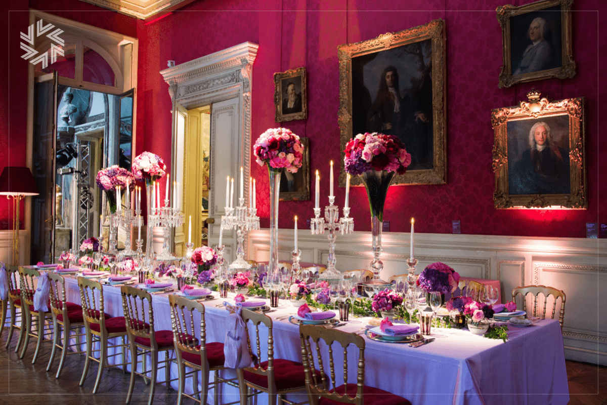 Dîner gastronomique organisé dans un lieu culturel emblématique.